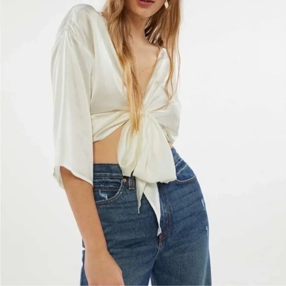 Urban outfitters white short sleeve tie front blouse